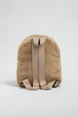 Mochila de poliéster color beige con textura de piel sintética y orejas decorativas.