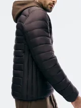 Campera puffer color beige con cierre frontal y bolsillos laterales.