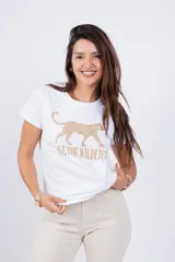 Remera negra de algodón con estampado de leopardo dorado y texto "Save the Wildlife".