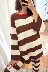 Sweater tejido artesanal a rayas horizontales color marrón y beige, con cuello redondo rojo y mangas 3/4 acampanadas.