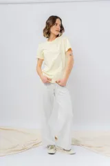 Pantalón jogger wide fit color amarillo pastel, confeccionado en algodón suave, con cintura elástica con cordón ajustable y bolsillos laterales funcionales.