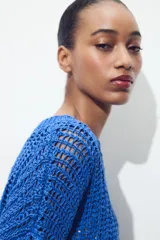 Jersey azul de punto calado con cuello barco y manga francesa.