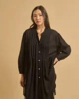 Camisa larga estilo vestido, color marrón, con cuello mao, mangas globo cortas y botones en la delantera.