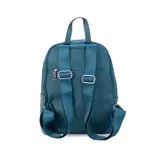 Mochila color beige de nylon resistente, con cierre principal y bolsillo frontal. Cuenta con detalle en simil cuero y bolsillo pequeño. Bolsillo trasero con cierre y bolsillos laterales para mayor comodidad. Correas a tono.