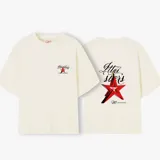 Camiseta color crema con diseño gráfico en la parte delantera y trasera, presenta una estrella roja.