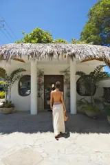 Top tejido color marrón, con escote profundo y espalda abierta. Se ata con cordones en el frente.