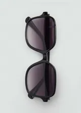 Lentes de sol de diseño cuadrado con montura de pasta negra y cristales degradados de negro a gris.