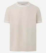 Remera de hombre, corte regular, color beige claro con cuello redondo y ribetes en contraste en el cuello y los puños de las mangas cortas.