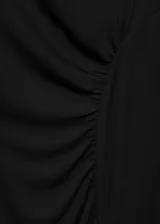 Vestido midi negro con escote off-shoulder, manga larga y frunces laterales.