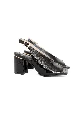 Zapato de charol negro con escote en el empeine y tacón bloque de 7 cm.