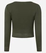 Blusa corta de punto color blanco, con escote barco y mangas largas. Presenta textura perforada en el ruedo y los puños.