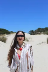 Camisa de manga corta color crudo con rayas verticales blancas y un estampado abstracto en tonos marrones y negros.