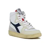 Zapatilla de caña alta Diadora Heritage modelo Mi Basket, color blanco con detalles en azul marino, beige y rojo. Presenta un acabado envejecido en la suela de goma. En la lengüeta se observa un gráfico en blanco y negro de una figura masculina.