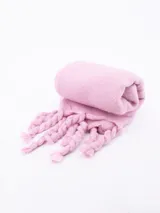 Bufanda rectangular tejida color rosa con flecos trenzados en los extremos.