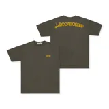 Remera de algodón, corte regular, color negro, con un gran signo de interrogación gris estampado en el centro.