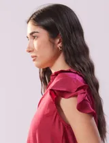 Camisa color ladrillo de satén, marca Alex & Lili. Cuello a la base con solapa, escote en V, apertura central con botones y sisas con volados.
