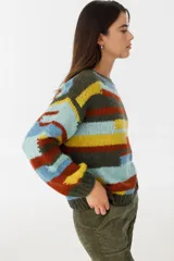 Sweater de punto con un diseño colorido en tonos marrón, verde, azul y amarillo.