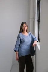Blusa celeste de lino con cuello redondo y mangas 3/4.