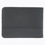 Billetera negra de cuero reciclado con logo Merrell grabado en la parte inferior.