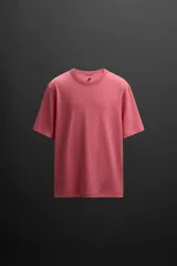 Camiseta color ladrillo de corte relaxed fit, cuello redondo y manga corta.