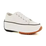 Zapatillas deportivas urbanas negras con puntera blanca y suela gruesa con detalles marrones.