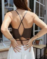 Brazalete ancho de bronce macizo con textura irregular.