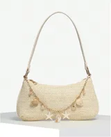 Cartera de mano color beige, tejida en rafia, con cadena dorada y apliques de dijes con forma de estrellas de mar, caracoles y perlas.