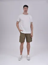 Remera blanca de corte recto, con cuello redondo y mangas cortas con ribete gris. Estampado pequeño con logo de la marca en el pecho.