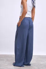 Pantalón palazzo marrón de tiro alto con cintura elastizada y cordón ajustable.