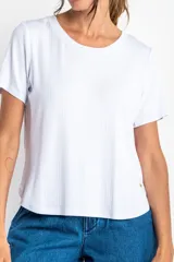 Remera blanca de tejido de punto acanalado, corte recto y mangas cortas.