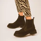 Botas Chelsea negras de cuero con elásticos laterales, tirador trasero y suela track.