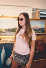 Remera negra de algodón con aplique de estrella plateada.