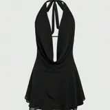 Vestido corto negro con escote halter y espalda descubierta.