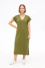 Vestido largo verde oliva de algodón, corte recto, cuello en V y mangas cortas.
