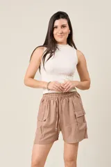 Short color marrón claro con cintura elástica ajustable con cordón, bolsillos laterales y bolsillos cargo con solapa en los muslos.