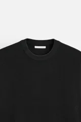 Camiseta de hombre regular fit, color negro, de punto tejido en hilatura de algodón. Cuello redondo, manga corta y acabados en rib.