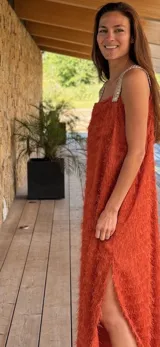 Vestido midi color terracota de tela de pelo sintético, con breteles finos con apliques brillantes, corte recto y tajos laterales.