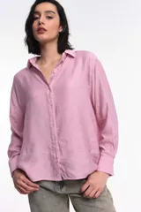 Camisa color arena de corte clásico, con cuello camisero y cierre frontal con botones.