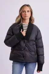 Campera puffer negra con cuello en V, cierre frontal con botones a presión y puños tejidos.
