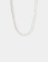 Set de dos collares cortos de perlas sintéticas blancas.