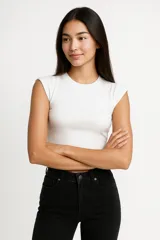 Musculosa negra de algodón con cuello redondo y sisas con volados. Corte ajustado al cuerpo.