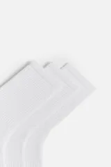 Pack de tres pares de calcetines blancos de corte medio, con tejido acanalado y puño elástico.
