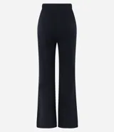 Pantalón negro de punto, modelo wide leg, con cintura elástica y superficie lisa.