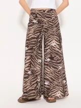 Pantalón wide leg de tiro alto con estampado de cebra y flores blancas.