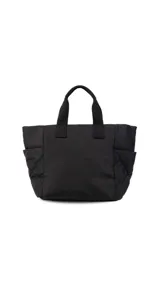 Cartera negra tipo tote bag con diseño capitoneado, doble asa corta y correa larga ajustable. Incluye bolsillos laterales y bolsillo frontal amplio.