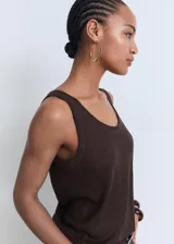 Top sin mangas de lino color marrón oscuro, con cuello redondo y tirantes anchos, de diseño recto.