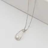 Conjunto de collar y dije en plata 925 con forma de lágrima, perla de río y circonias.