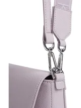 Cartera Calvin Klein color lila, de hombro, con correa ajustable con el logo de la marca.