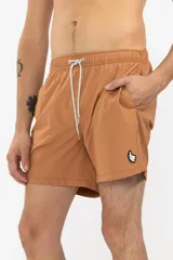 Short de baño color arcilla con bordado de enredadera en la pierna, cintura elástica con cordón ajustable, bolsillos laterales y bolsillo trasero con cierre.