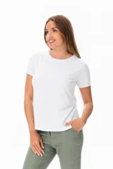 Remera blanca de corte clásico, confeccionada en algodón y elastano.
